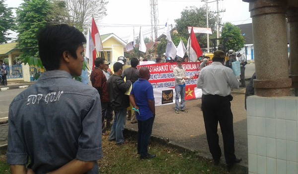 Aksi demontrasi paska penandatanganan ikrar penutupan lokalisasi 